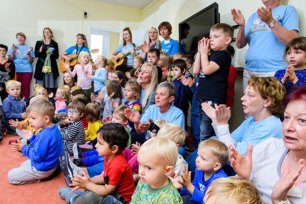 Mit der „Regenbogen-Hymne“ feiern Kinder und Erzieherteam mit Gästen das 20-jährige Bestehen der Naumburger Kita „Regenbogen“.
