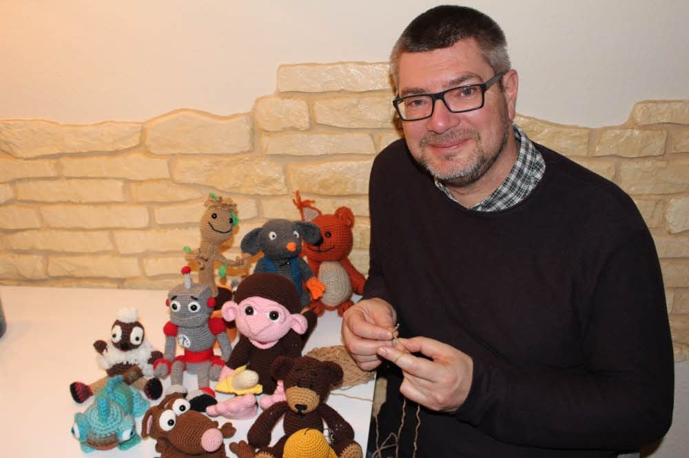 Ralph Tropartz mit einigen seiner neuesten und liebsten Häkelfiguren