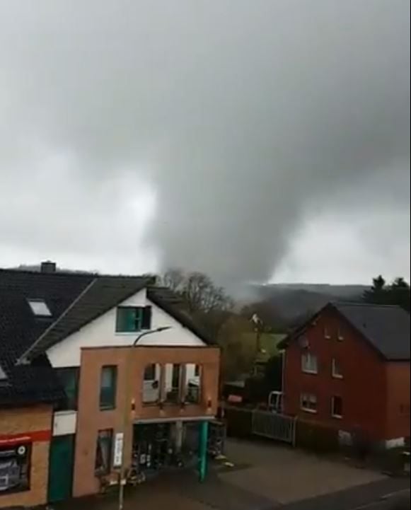Die Windhose fegte über die Kleinstadt Roetgen.