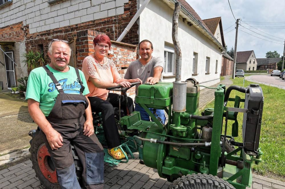 Herbert, Karola und Christian Böhme (v.l.n.r.) machen schon mal den Junkers-Traktor für die Parade in Sollnitz startklar.