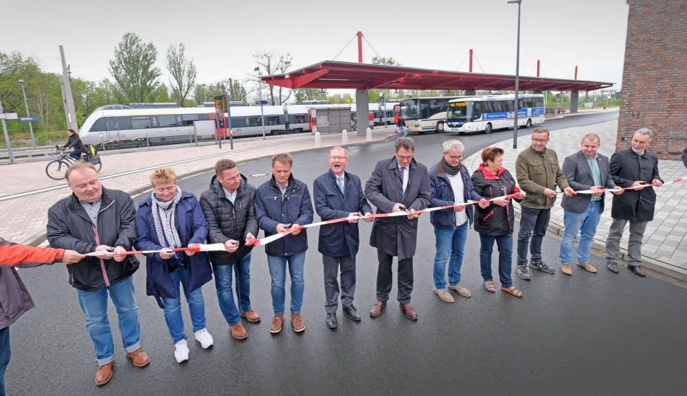Viele Scheren waren für die offizielle Eröffnung der Verkehrsschnittstelle in Wolfen nötig.