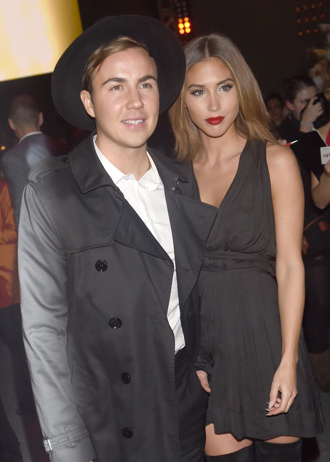 Mario Götze und Ann-Kathrin Brömmel (r.)