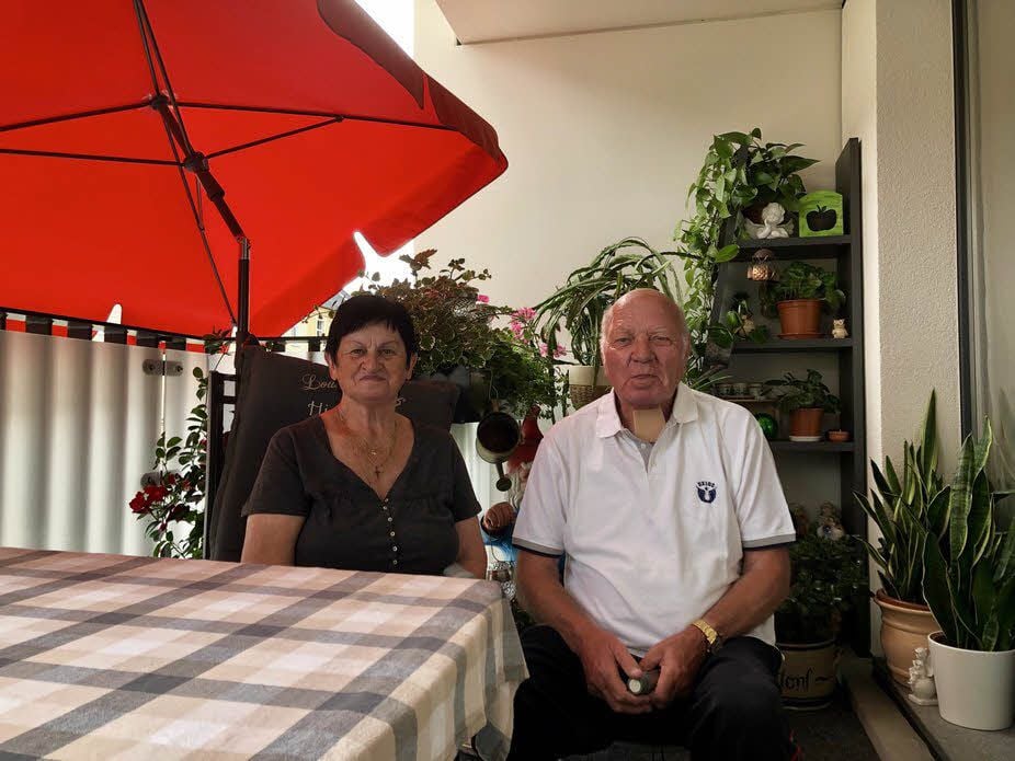 Christa und Otto Schildhauer auf ihrem neuen Balkon.