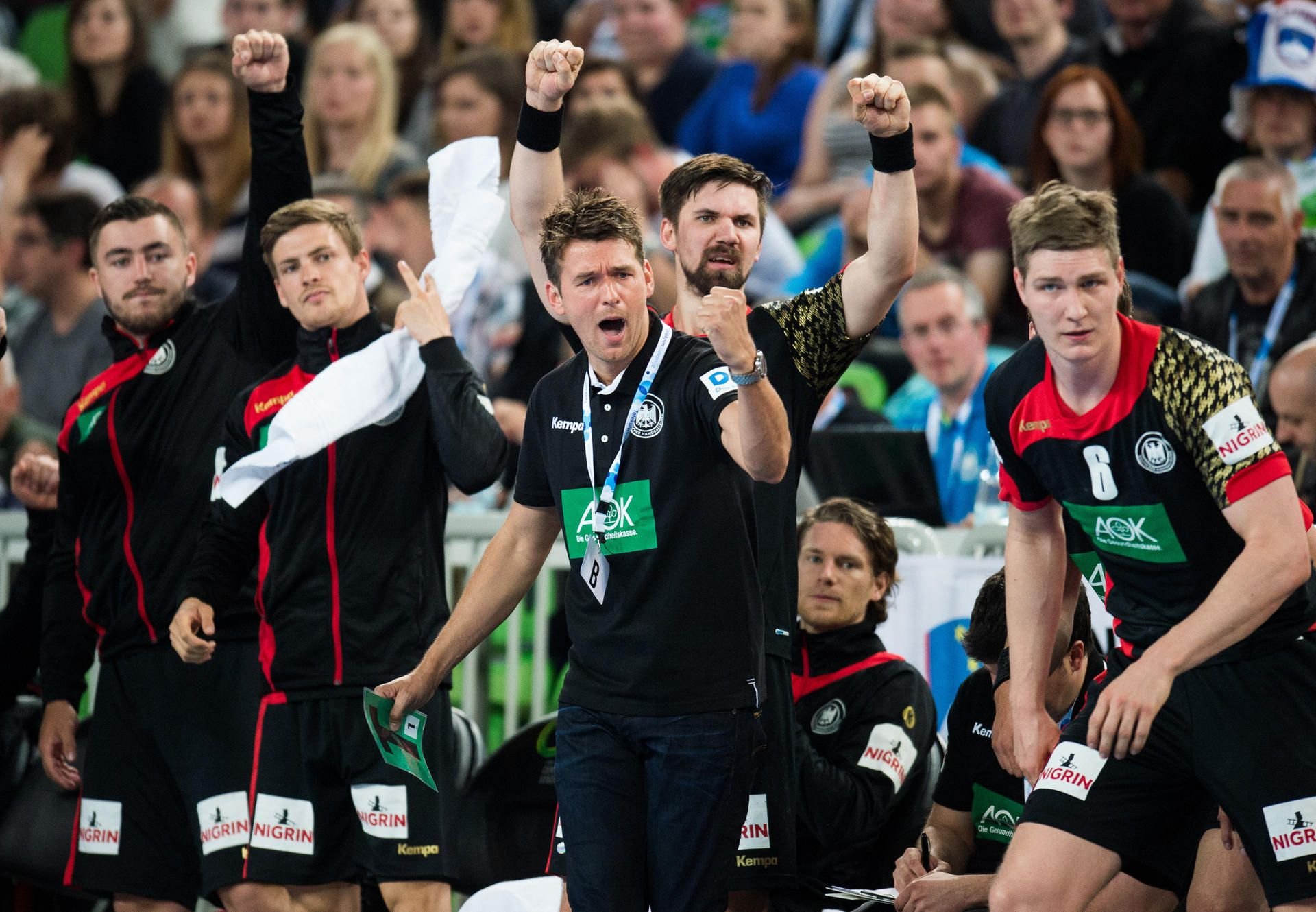 Bundestrainer Christian Prokop jubelt vor seinen Spielern. DHB-Team hat das Ticket für die Europameisterschaft 2018 in Kroation gelöst.