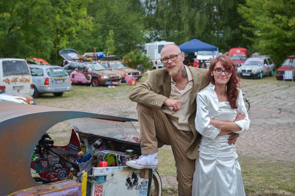 Eine normale Hochzeit wäre nichts für Markus und Janine Bathelt gewesen. Sie wollten es bunt, rockig und anders.