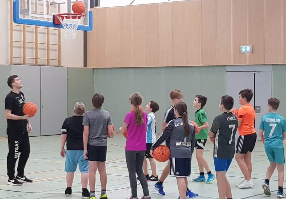 Training mit dem Profi: MBC-Spieler Eimantas Stankevicius mit Sechstklässlern aus Bad Schmiedeberg