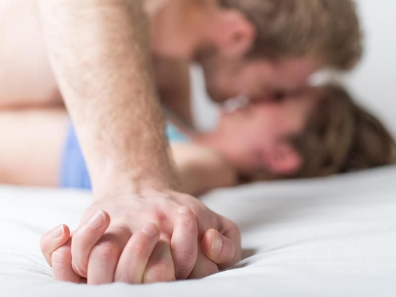 Wer im Bett Neues ausprobieren möchte, sollte mit seiner Partnerin oder seinem Partner vorher darüber sprechen. Foto: Christophe Gateau