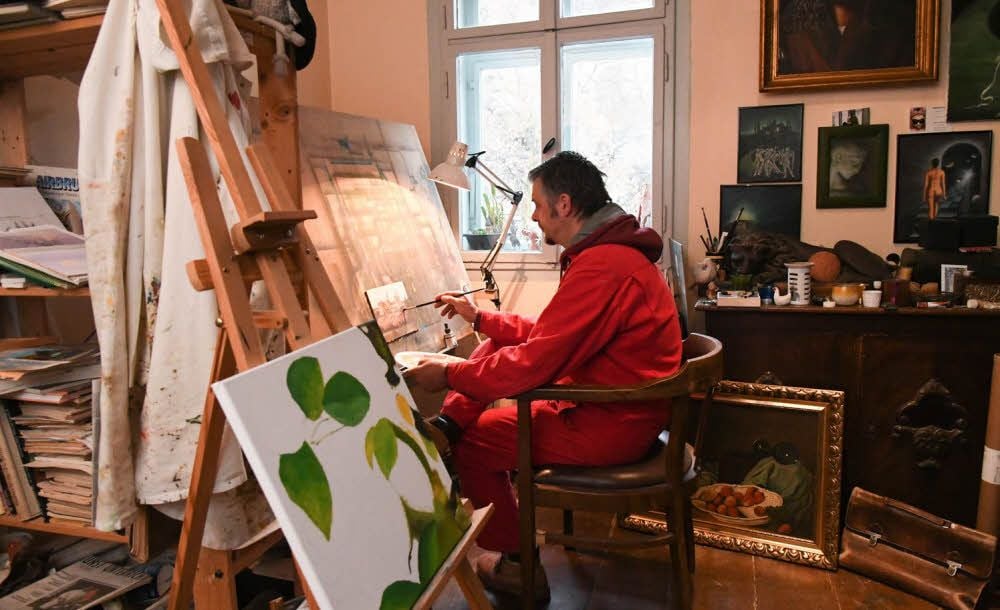 In seinem Wohnatelier am Naumburger Dom, das einen erstklassigen Blick auf eben diesen bietet, reproduziert Michael Patzer manch alten Meister. Angetan hat es ihm aber auch die Kunst in den Kirchen. An einer Wand seines Ateliers hängt eine Sammlung von Jesuskreuzen, die er meist von Flohmärkten mitbringt. In diesen Kreuzen stecke seiner Meinung nach viel Können und Arbeit.