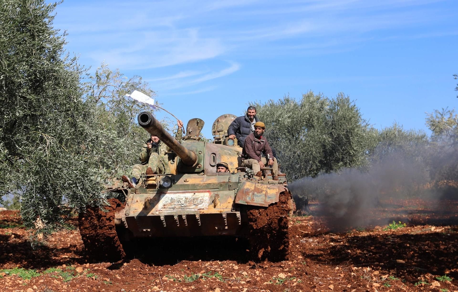 Ein türkischer Panzer bahnt sich den Weg durch das Gefecht nahe des syrischen Afrin.