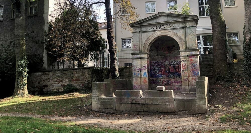 Ein Anblick, der wehtut: So sieht das Delbrück-Grabmal von Baumeister Karl Friedrich Schinkel im Goethepark heute aus.