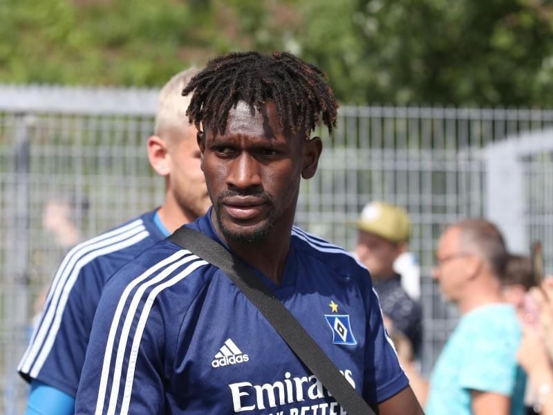 Bakéry Jatta kommt zum HSV-Training auf den Platz. Foto: Christian Charisius