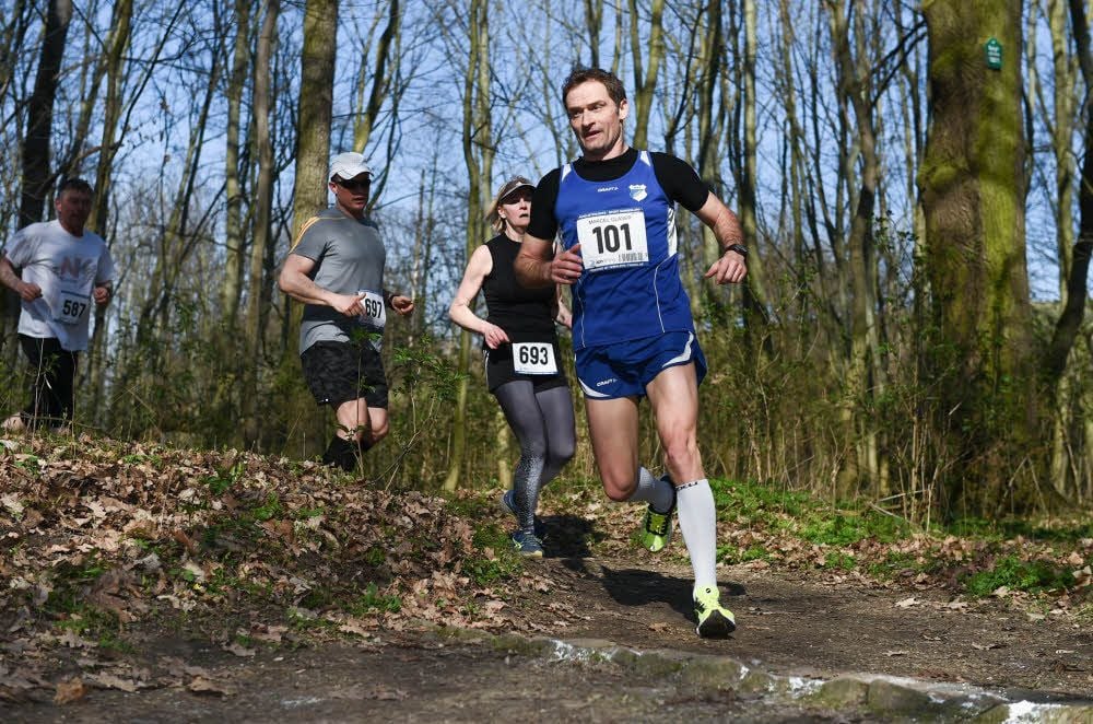 Zunächst mit Höllentempo unterwegs: Marcel Glaser (vorn), der für die SSV Eintracht Naumburg startet. Gesamtsieger wird aber Jens Sperlich (LG Rudelsburg Bad Kösen).