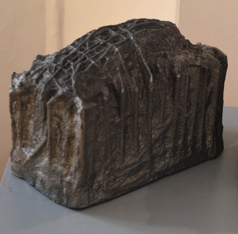 Der Künstler experimentiert derzeit gern mit Aluminium-Guss. Die „Kathedrale“ entstand in diesem Jahr und wiegt zwölf Kilogramm.