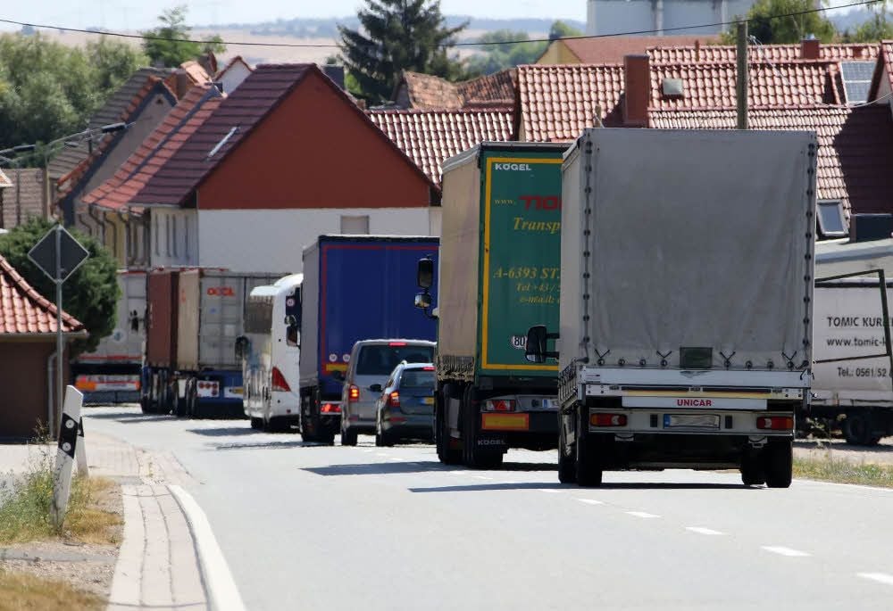 Stau auf der Umleitungsstrecke aus Richtung Görsbach.
