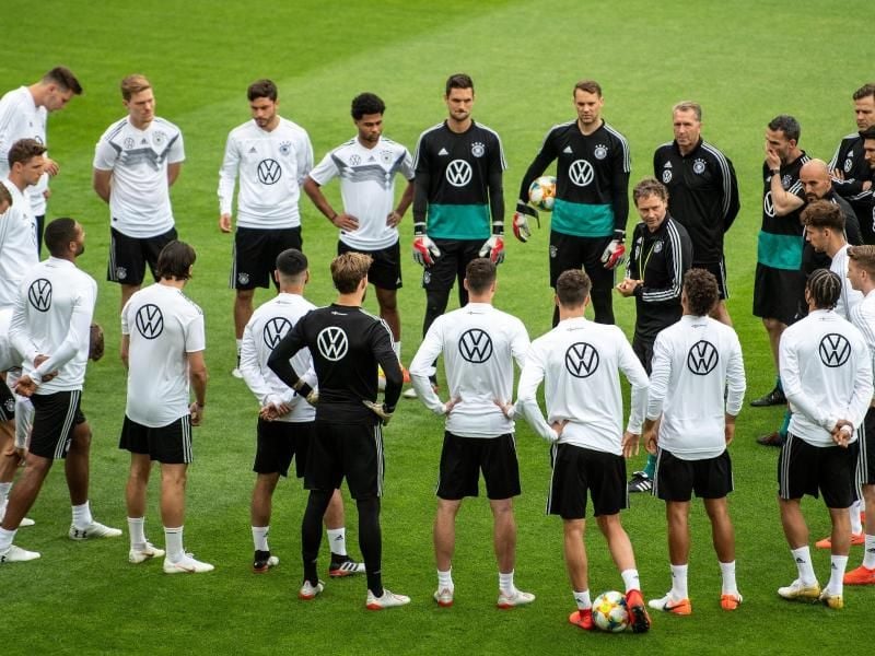 Assistenztrainer Marcus Sorg (M) spricht beim Abschlusstraining zu den Spielern. Foto: Marius Becker