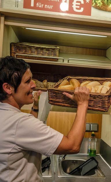 Nicht nur frische Brötchen hatte Kathrin Schwarz in der Hem-Tankstelle zusätzlich im Angebot.