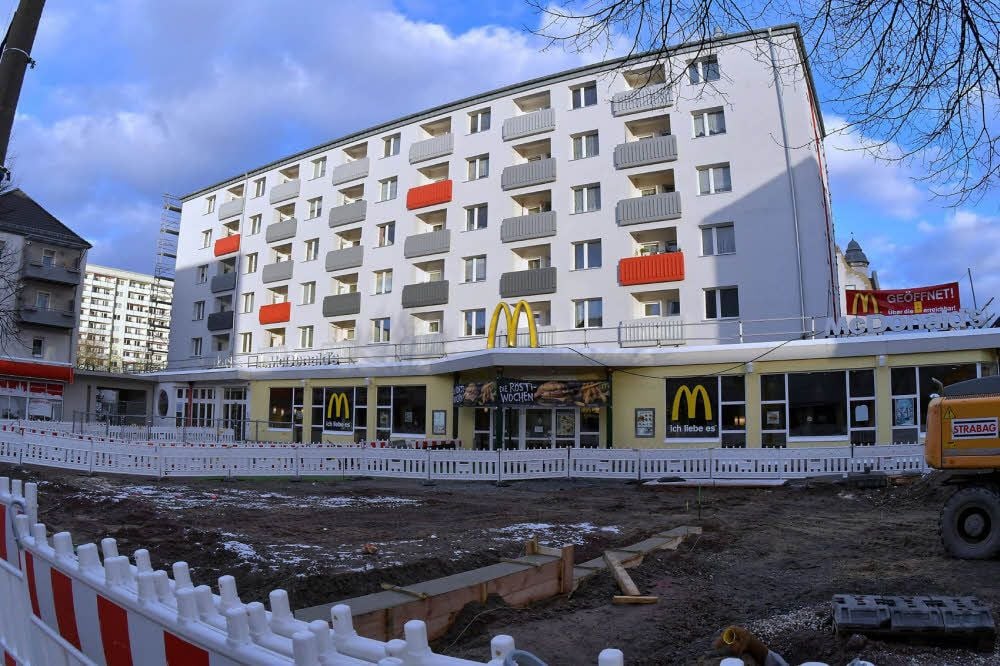 Die Gerüste sind gefallen: Das Mc-Donalds-Haus in der Kavalierstraße erstrahlt schon in neuem Glanz. Der Platz davor wird noch gestaltet.