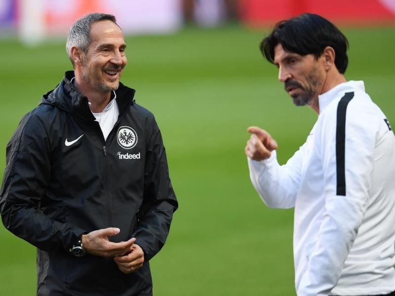 Gute Laune: Eintracht-Coach Adi Hütter (l) und Sportdirektor Bruno Hübner beim Abschlusstraining in Lissabon. Foto: Arne Dedert