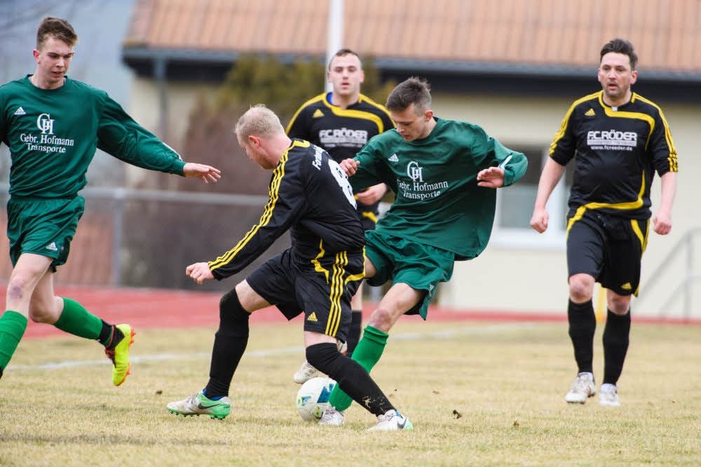 Hannes Hoffmann (2.v.r.) war an drei Treffern der Spielgemeinschaft Balgstädt/Laucha II beim 4:0-Erfolg gegen den Tabellenletzten Fortuna Leißling beteiligt. Rechts im Bild: Gästespieler Daniel Götze, der hierzulande auch als Nachwuchstrainer beim SC Naumburg bekannt ist.