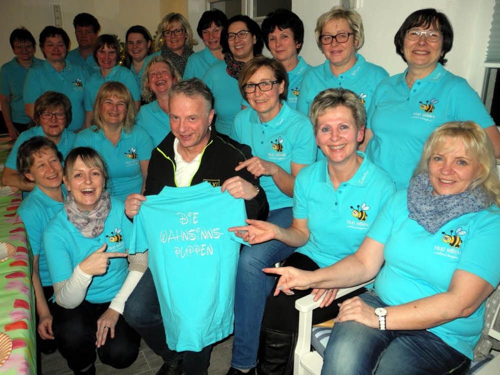 Die „Wahnsinnspuppen“ in Arnsdorf werden von Mario Höhne mit T-Shirts überrascht.