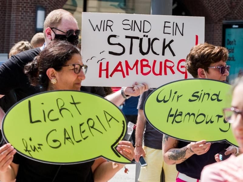 Angestellte demonstrieren gegen die geplante Schließung von Karstadt- und Kaufhof-Filialen. Foto: Markus Scholz/dpa