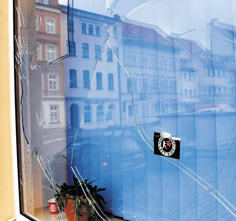 Zerbrochene Scheibe des Linken-Büros am Zeitzer Neumarkt.