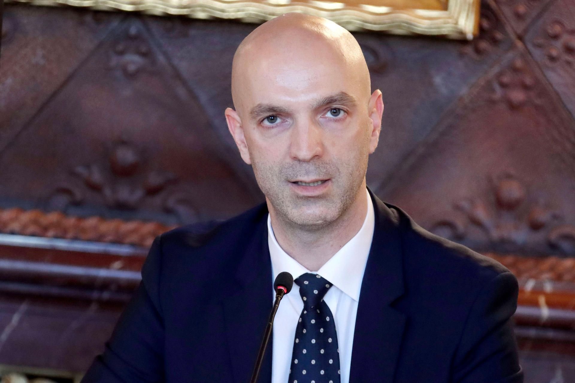 Prof. Dr. Jonas Schmidt-Chanasit bei einer Pressekonferenz zur weiteren Entwicklung in der Corona-Pandemie im Hamburger Rathaus.