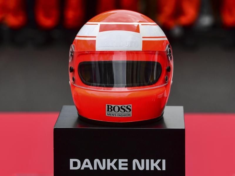 Roter „Danke Niki”-Helm: Schweigeminute für die Formel 1 Legende Niki Lauda. Foto: Andrej Isakovic/POOL AFP