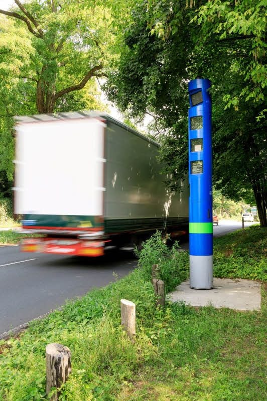 Eine Mautkontrollsäule wie diese wird an der B2 bei Profen aufgebaut.