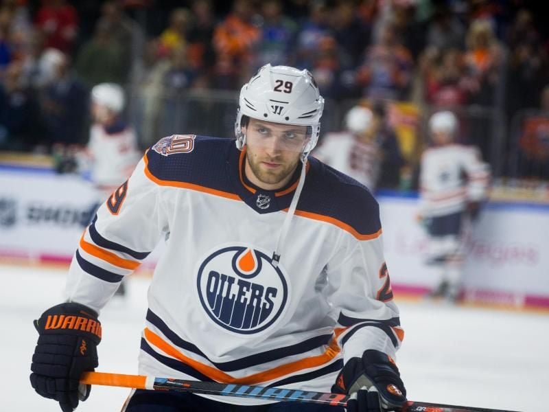 Edmontons deutscher Spieler Leon Draisaitl unterlag mit seinem Team den New Jersey Devils mit 2:5. Foto: Rolf Vennenbernd