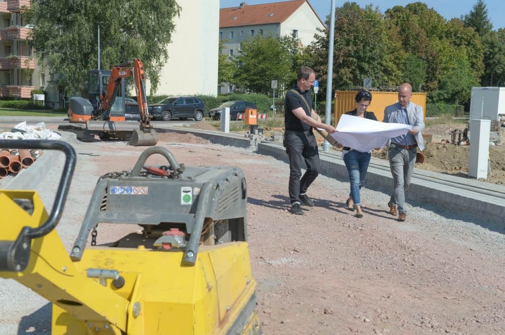 WGK-Chef David Rieck, WGk-Mitarbeiterin Peggy Muttschall und Bauplaner Michael Zimmer (v.r.) beim Gang über das in Erschließung befindliche Baugebiet an der Wülknitzer Straße.