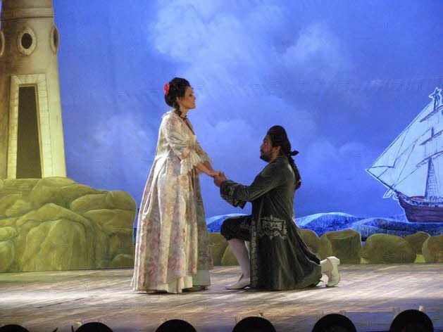 Auf den Knien seines Herzens: Belmonte (Roberto Ortiz) vor Konstanze (Stephanie Elliott)