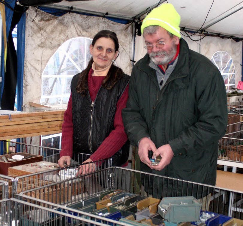 Angelika und Michael Lemcke sortierten am Freitagnachmittag neben anderem noch Schrauben und Werkzeuge für den vorletzten Flohmarkt des Jahres 2017 auf ihrem Holunderhof in Hemsendorf.