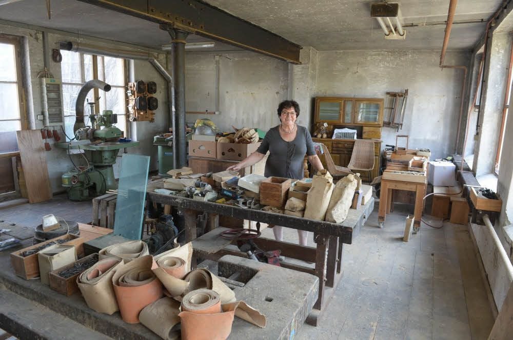 Alles muss raus, Katzen müssen rein: Evelyn Schwerdtfeger im Erdgeschoss der Tischlerei, die zum Katzenhaus werden soll.