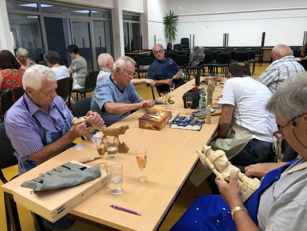 Nach einem halben Jahr Pause trafen sich Hobbyschnitzer und Handarbeitsfreunde am Freitag in Droßdorf wieder zum offenen Schnitzen.