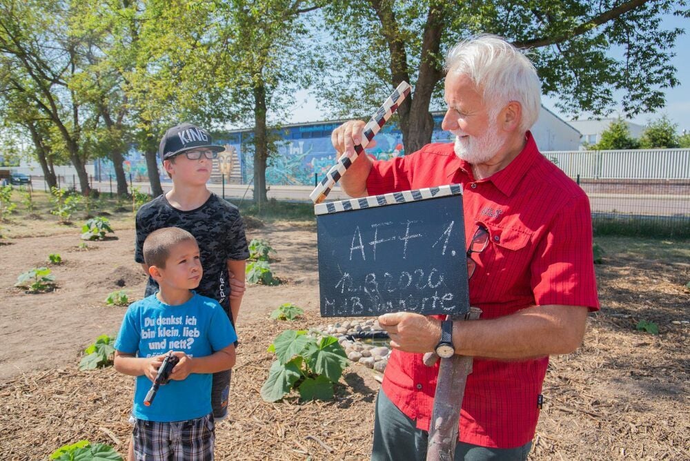 Der kleine Joel gab gemeinsam mit Frank Larisch (rechts) den Startschuss für den zweiten Anlauf der Pflanzaktion im Auenwald, in dem viele Bäume gestorben sind. Viertklässler Elias schaut dabei interessiert zu.