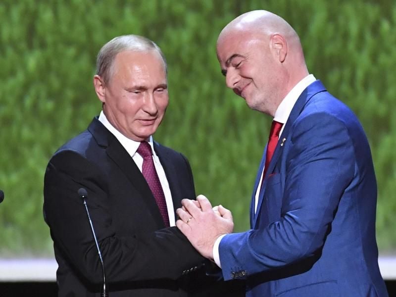 Wladimir Putin (l) hat FIFA-Chef Gianni Infantino einen Freundschaftsorden verliehen. Foto: Yuri Kadobnov/POOL AFP/AP