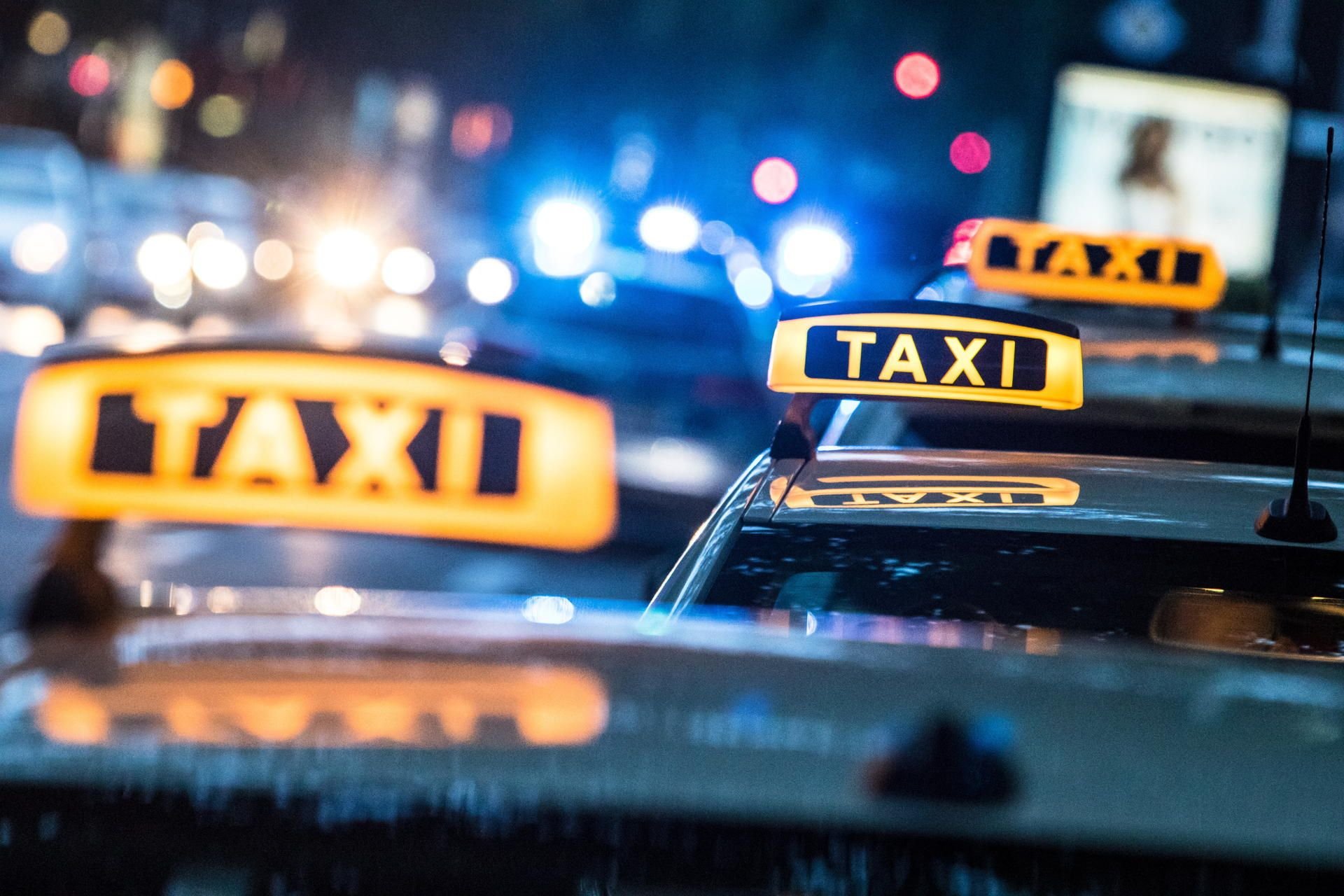 In seinem Taxi soll der Angeklagte seinen Fahrgast bedrängt und vergewaltigt haben.