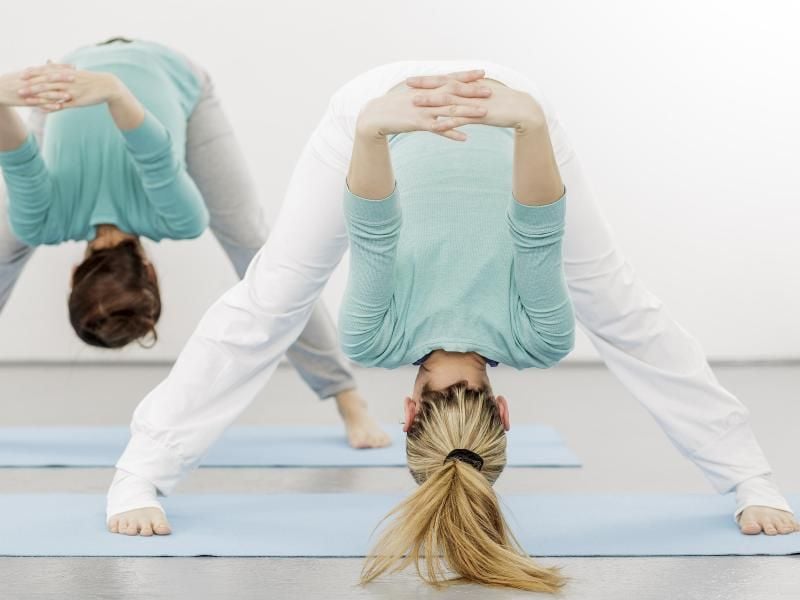 Yoga kann auch bei Bluthochdruck entspannen - besonders anstrengende Halteübungen sind eventuell aber kontraproduktiv. Foto: Monique Wüstenhagen