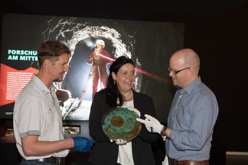 Wenige Stunden vor der offiziellen Eröffnung: Arche-Chefin Bettina Pfaff mit dem Archäologen Holger Wendling (r.) und Restaurator Maximilian Bertet vom Salzburg Museum, das Hauptleihgeber ist.