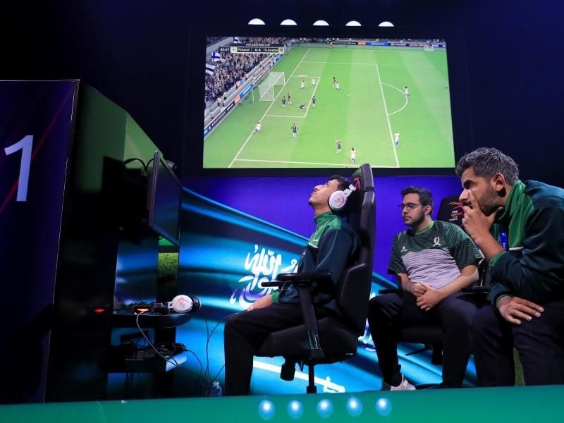 Saudi-Arabiens Khalid „The Royal” Aloufi (links), nachdem er sein Spiel während des FIFA eNations Cup 2019 in London verloren hat. Foto: Gareth Fuller/PA Wire