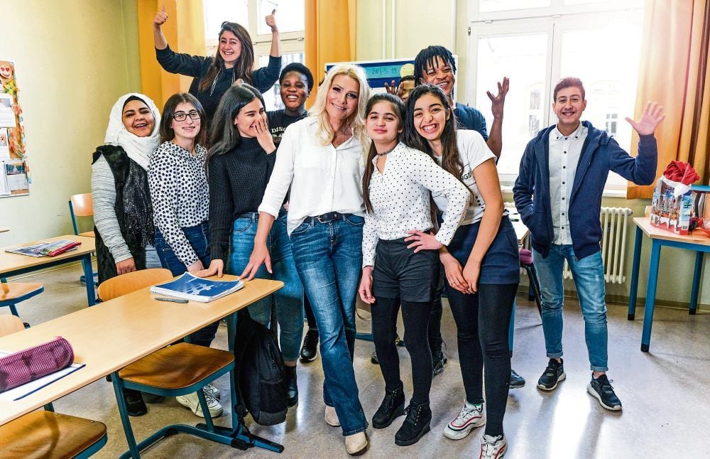 Lehrerin Skadi Schlesinger mit ihrer aktuellen Sprachklasse in der Berufsschule für Gesundheit, Körperpflege und Sozialpädagogik in Halle: „Ich war sofort Feuer und Flamme.“