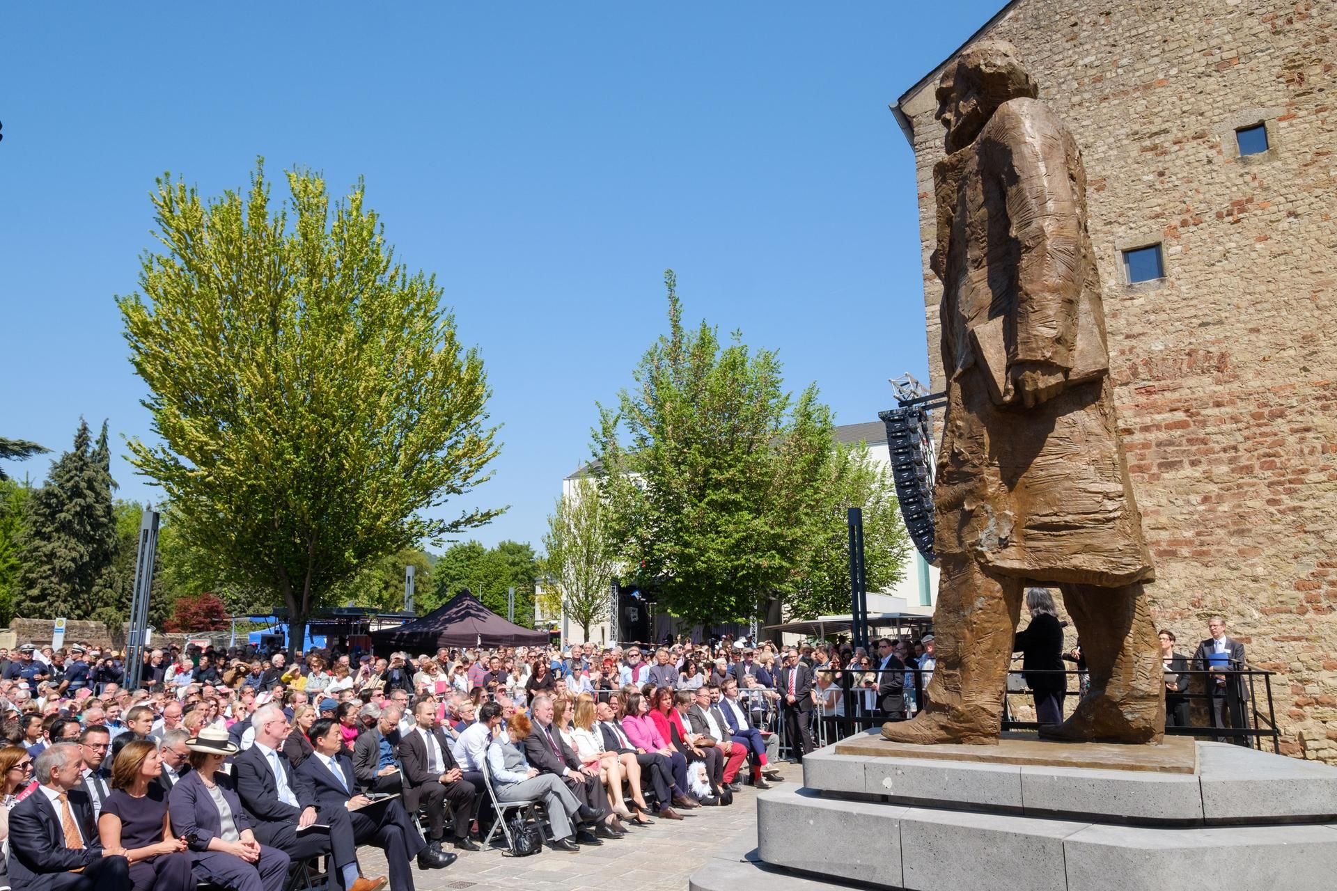 Anlässlich des 200. Geburtstages von Karl Marx wurde in seiner Geburtsstadt Trier eine Statue zu seinen Ehren aufgestellt.