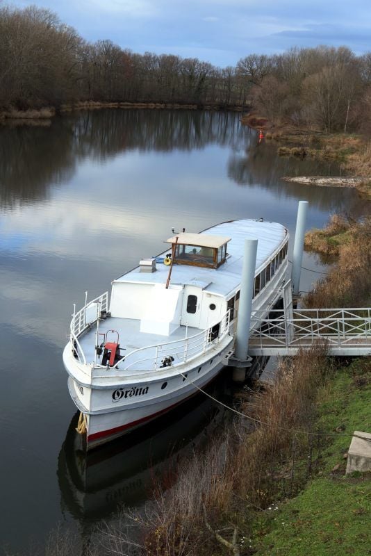 Das Gastronomieschiff „Gröna“ ankert am Saale-Ufer in Gröna. Am 1. Juli soll dort wieder Leben einziehen.