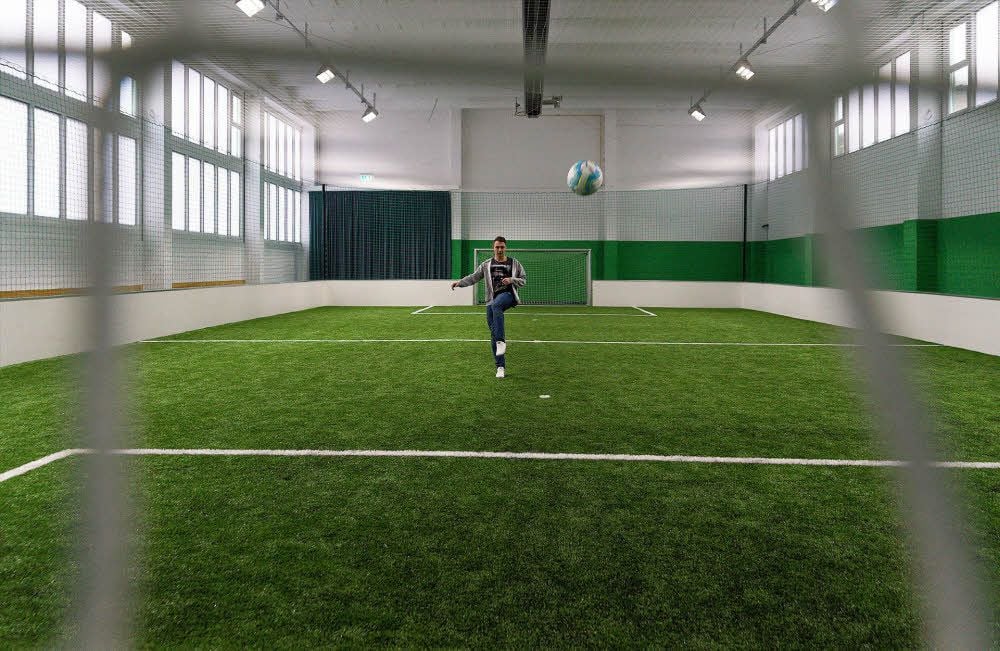 Stefan Neigenfink versenkt einen Ball im Tor der neuen Fußball-Arena an der Halleschen Straße.