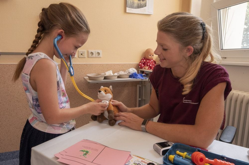 Frau Puppendoktor Pille, Julia Kresse, Fachärztin für Kinder- und Jugendmedizin, verarztet den kleinen Fuchs von Antonia.
