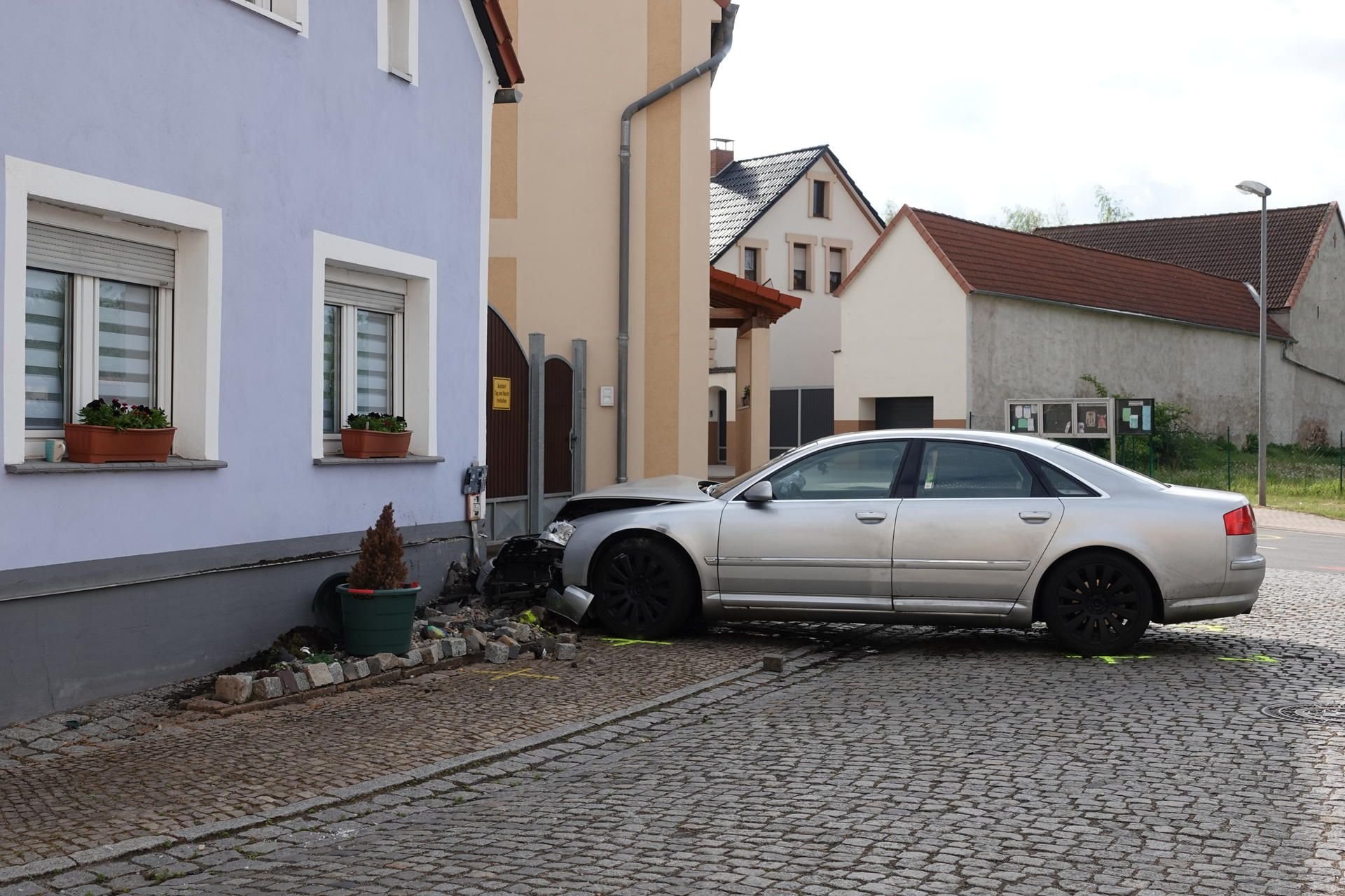 Bei der Flucht krachte das Auto in ein Wohnhaus.