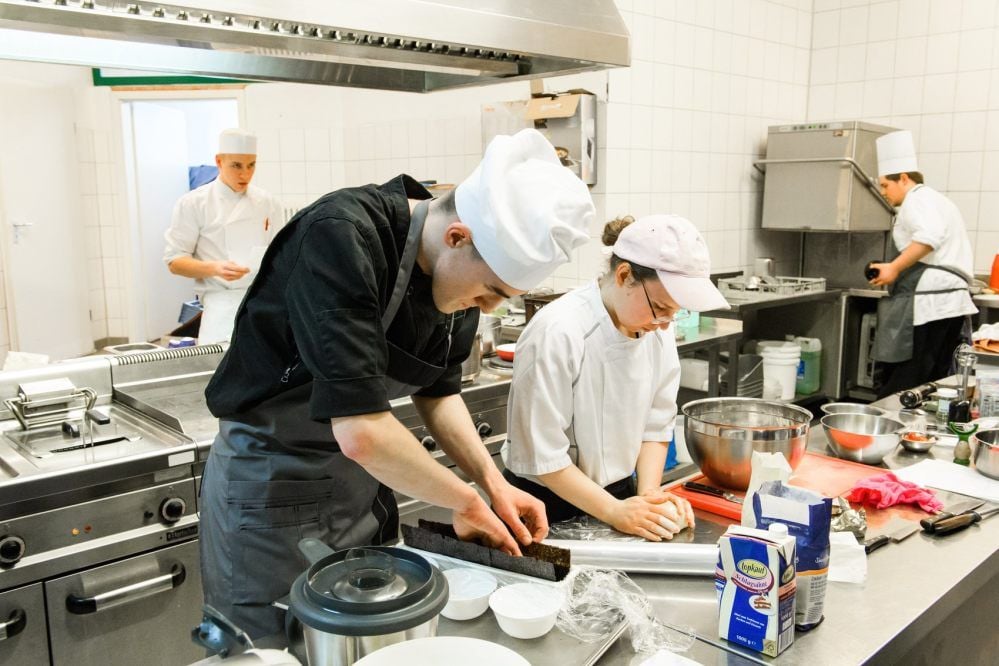 Arbeit an einem Vier-Gänge-Menü: In der Küche stellen sich vier künftige Köche aus dem Landessüden der Aufgabe.