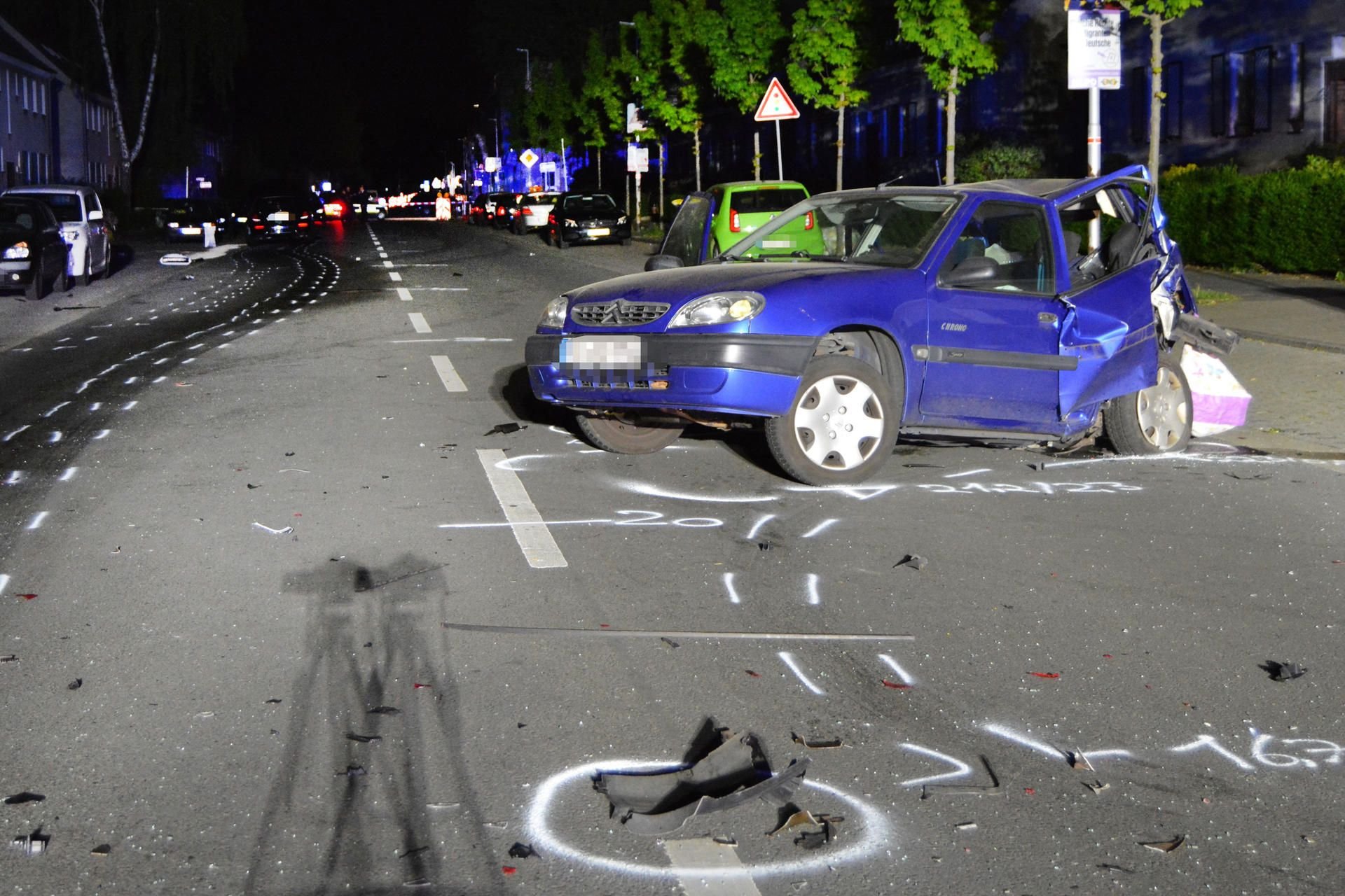 Das Auto einer Unbeteiligten steht auf einer Straßenkreuzung. Bei einem mutmaßlich illegalen Autorennen ist eine 43-jährige unbeteiligte Autofahrerin verstorben.