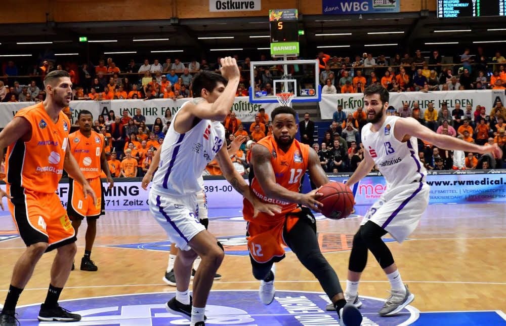 Der neue MBC-Center Adam Pechacek (l.) sieht zu, wie Aufbauspieler Trevor Releford (am Ball) gegen Göttingen zum Korb zieht.